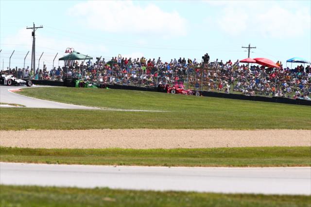 Scott Dixon leads the field through the Turn 2 Keyhole turn during the Honda Indy 200 at Mid-Ohio -- Photo by: Bret Kelley