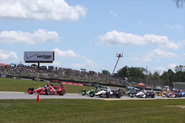 Scott Dixon and Will Power lead the field to the green flag to start the Honda Indy 200 at Mid-Ohio -- Photo by: Chris Jones