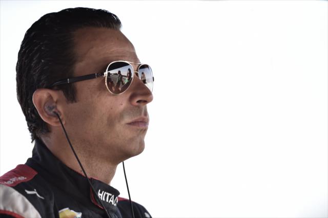 Helio Castroneves waits in his pit stand prior to the final warmup for the Honda Indy 200 at Mid-Ohio -- Photo by: John Cote