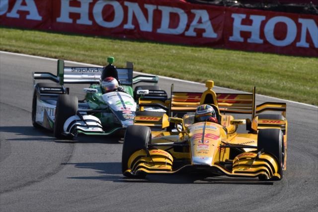 Ryan Hunter-Reay and Carlos Munoz go nose-to-tail in the Turn 12 Carousel turn during the final warmup for the Honda Indy 200 at Mid-Ohio -- Photo by: John Cote