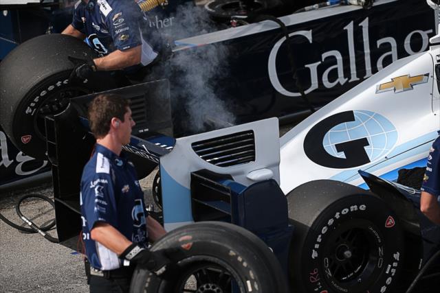 Chip Ganassi Racing engineers start looking into Max Chilton's No. 8 Gallagher Chevrolet during the final warmup for the Honda Indy 200 at Mid-Ohio -- Photo by: Bret Kelley