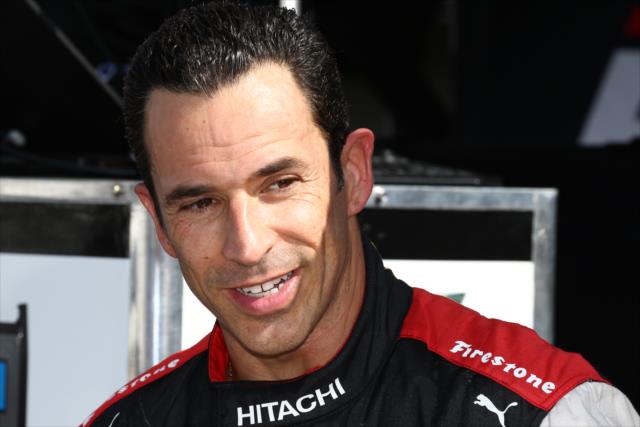 Helio Castroneves relaxes along pit lane following the Honda Indy 200 at Mid-Ohio -- Photo by: Bret Kelley