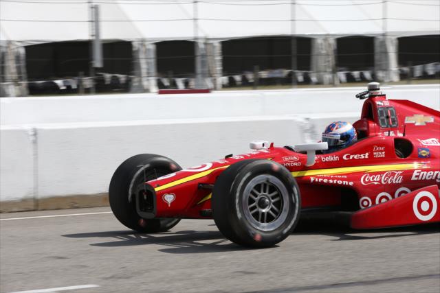 Scott Dixon comes into pit lane without his front wing at the conclusion of the final warmup for the Honda Indy 200 at Mid-Ohio -- Photo by: Chris Jones