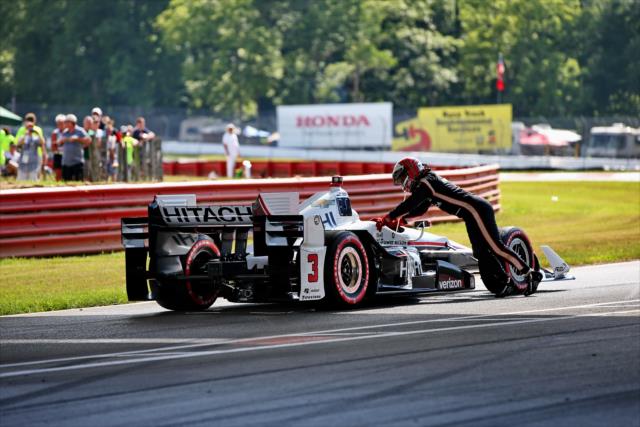 Helio Castroneves runs out of fuel along pit lane following the Honda Indy 200 at Mid-Ohio -- Photo by: Chris Jones