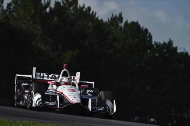 Helio Castroneves crests the Turn 5 hill during the Honda Indy 200 at Mid-Ohio -- Photo by: Chris Owens