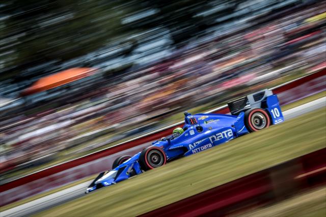 Tony Kanaan sets up for Turn 5 during the Honda Indy 200 at Mid-Ohio -- Photo by: Chris Owens