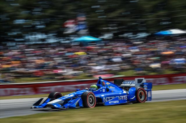 Tony Kanaan apexes Turn 5 during the Honda Indy 200 at Mid-Ohio -- Photo by: Chris Owens
