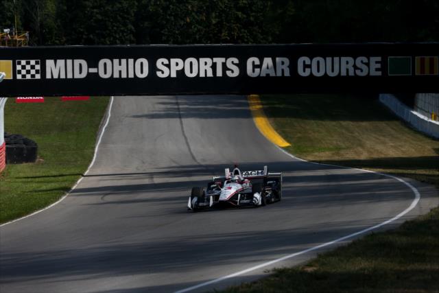 Helio Castroneves flies through Thunder Valley toward Turn 10 during the final warmup for the Honda Indy 200 at Mid-Ohio -- Photo by: Joe Skibinski