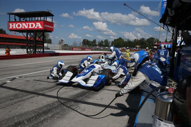 Tony Kanaan comes in for tires and fuel on pit lane during the Honda Indy 200 at Mid-Ohio -- Photo by: Chris Jones