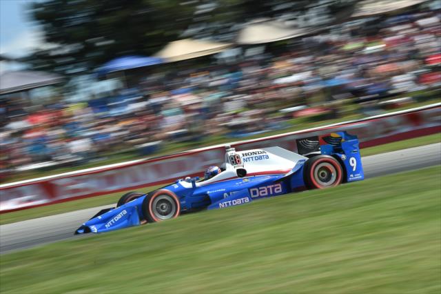 Scott Dixon flies down the Turn 5 hill during the Honda Indy 200 at Mid-Ohio -- Photo by: Chris Owens