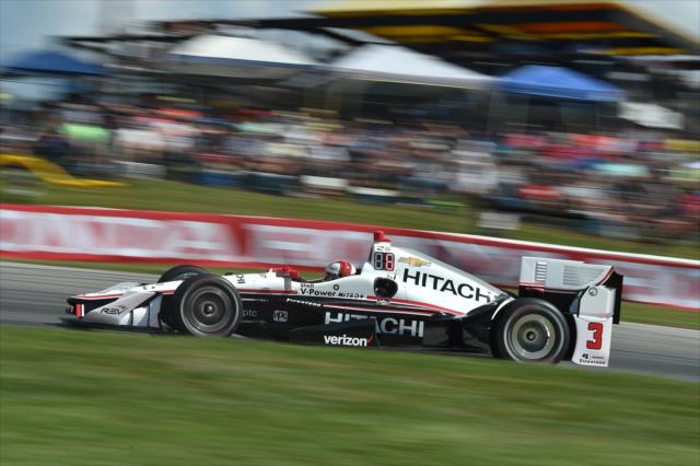 Helio Castroneves flies up the Turn 5 hill during the Honda Indy 200 at Mid-Ohio -- Photo by: Chris Owens