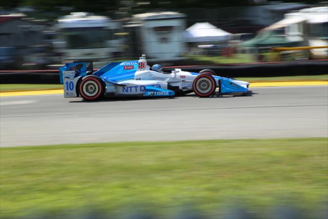 Tony Kanaan sets up for the Turn 12 Carousel during the Honda Indy 200 at Mid-Ohio -- Photo by: Matt Fraver