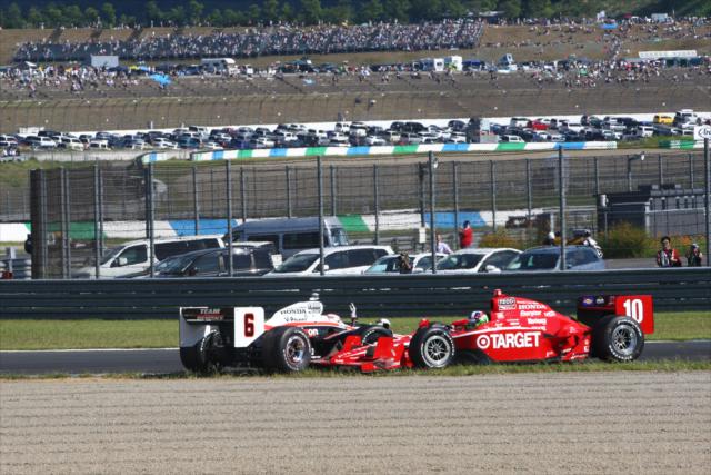 Dario Franchitti and Ryan Briscoe involved in an accident during a restart -- Photo by: Chris Jones