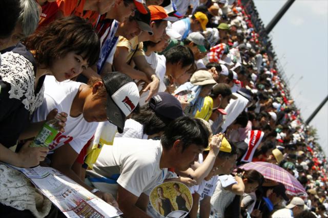 Lots of race fans. -- Photo by: Daniel Incandela