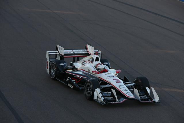 Helio Castroneves leads the field during the parade laps prior to the start of the Desert Diamond West Valley Phoenix Grand Prix -- Photo by: Chris Jones
