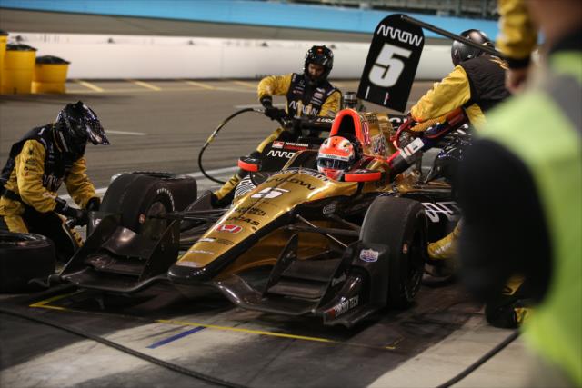 James Hinchcliffe comes in for tires and fuel on pit lane during the Desert Diamond West Valley Phoenix Grand Prix -- Photo by: Chris Jones