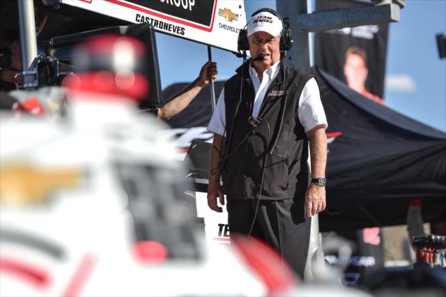 Roger Penske looks over the No. 3 REV Chevrolet of Helio Castroneves prior to the pit stop practice for the Desert Diamond West Valley Phoenix Grand Prix -- Photo by: Chris Owens