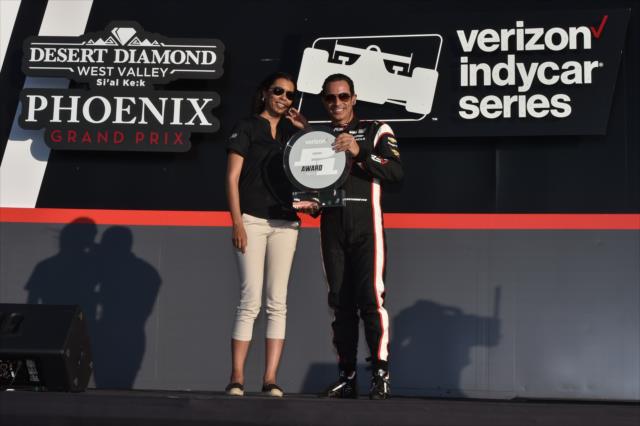 Helio Castroneves accepts the Verizon P1 Award for winning the pole position for the Desert Diamond West Valley Phoenix Grand Prix -- Photo by: Chris Owens