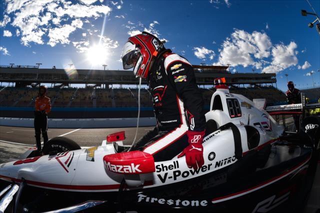 Helio Castroneves slides into his No. 3 Rev Chevrolet on pit lane prior to the pit stop practice before the Desert Diamond West Valley Phoenix Grand Prix -- Photo by: Chris Owens