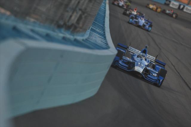 Tony Kanaan sets up for Turn 1 during the Desert Diamond West Valley Phoenix Grand Prix -- Photo by: Chris Owens