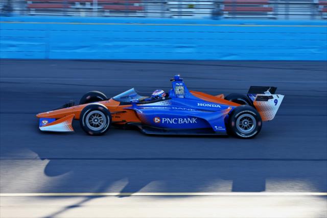 Scott Dixon sails into Turn 1 during the first on-track test of the windscreen at ISM Raceway -- Photo by: Chris Jones