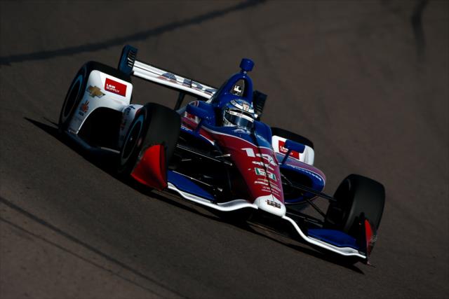 Tony Kanaan dives into Turn 1 during the afternoon open test session at ISM Raceway -- Photo by: Joe Skibinski