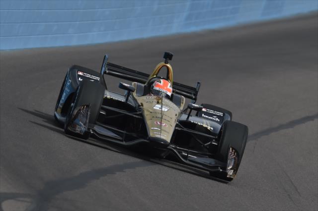 James Hinchcliffe sets up for Turn 1 during the afternoon test session at ISM Raceway -- Photo by: Chris Owens