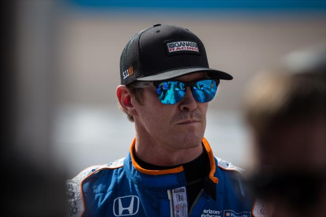 Scott Dixon looks down pit lane during the afternoon test session at ISM Raceway -- Photo by: Stephen King