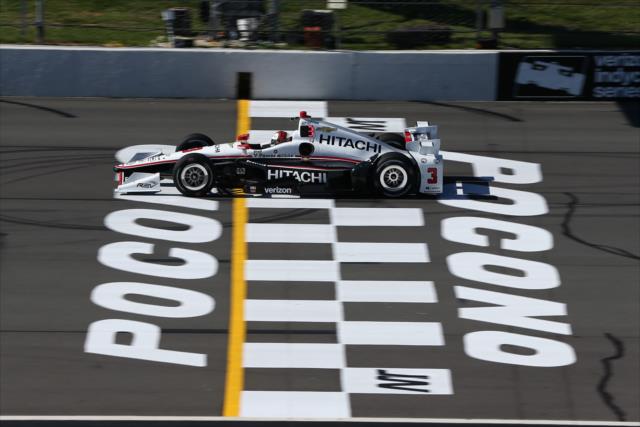 Helio Castroneves flashes across the start/finish line during practice for the ABC Supply 500 at Pocono Raceway -- Photo by: Chris Jones