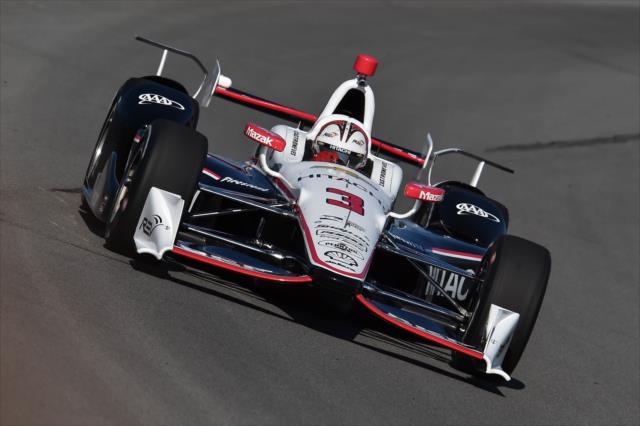 Helio Castroneves sets up for Turn 1 during practice for the ABC Supply 500 at Pocono Raceway -- Photo by: Chris Owens