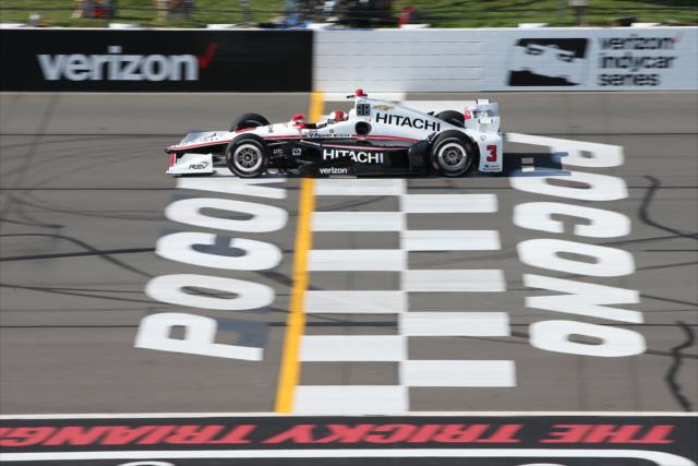 Helio Castroneves flashes across the start/finish line during practice for the ABC Supply 500 at Pocono Raceway -- Photo by: Chris Jones
