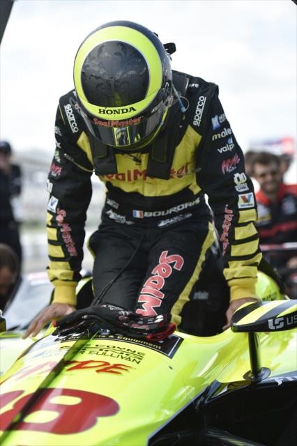 Sebastien Bourdais slides into his No. 18 Sealmaster Honda on pit lane prior to his qualification attempt for the ABC Supply 500 at Pocono Raceway -- Photo by: Chris Owens