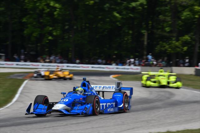 Tony Kanaan sets up for Turn 7 during the KOHLER Grand Prix at Road America -- Photo by: Chris Owens