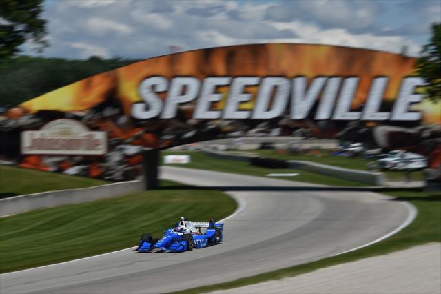 Scott Dixon screams into the Turn 9 Carousel turn during the KOHLER Grand Prix at Road America -- Photo by: Chris Owens