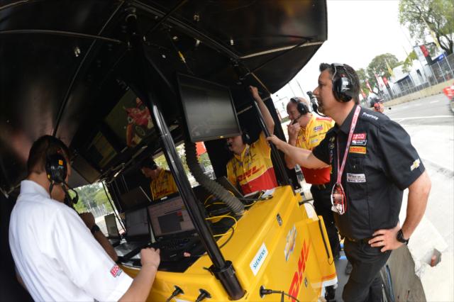Michael Andretti in Ryan Hunter-Reay's pit box -- Photo by: John Cote