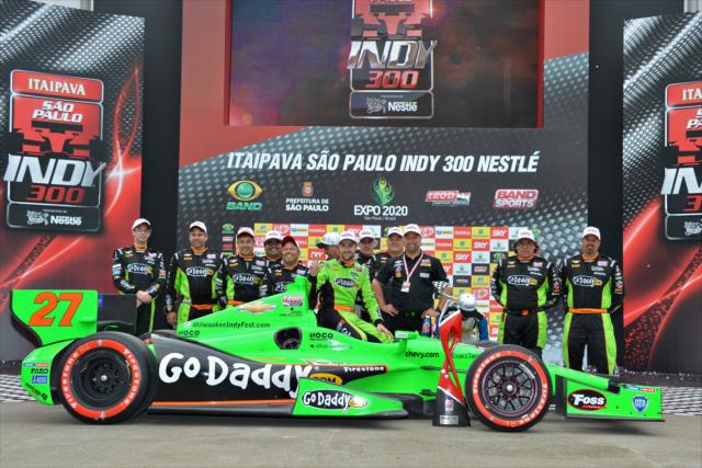 James Hinchcliffe with Andretti Autosport team in Victory Lane -- Photo by: John Cote