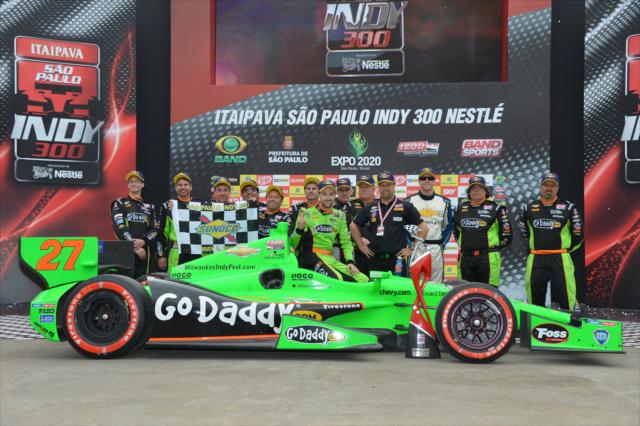 James Hinchcliffe, Michael Andretti, and team in Victory Lane -- Photo by: John Cote