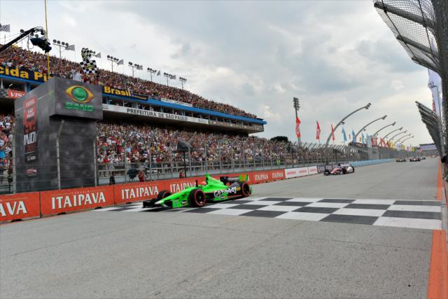 Twin checkers fly for James Hinchcliffe -- Photo by: John Cote