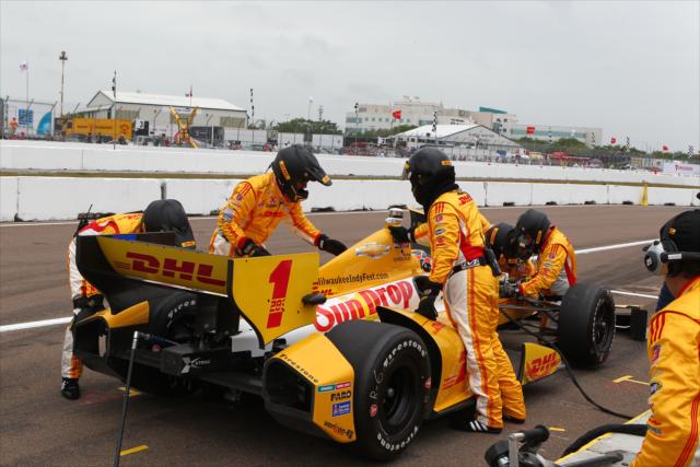 The #1 Andretti Autosport crew goes to work in the pits. -- Photo by: Chris Jones