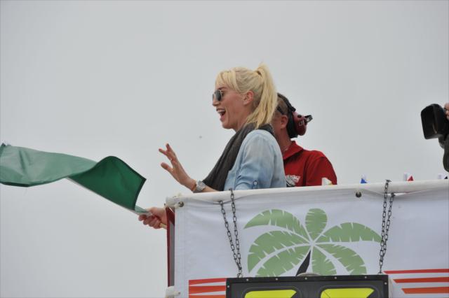Suzie Wheldon waves the green flag -- Photo by: John Cote
