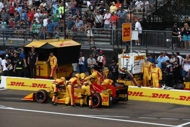 The Andretti Autosport team go to work on the No. 28 DHL Honda of Ryan Hunter-Reay during the Firestone Grand Prix of St. Petersburg -- Photo by: Chris Jones