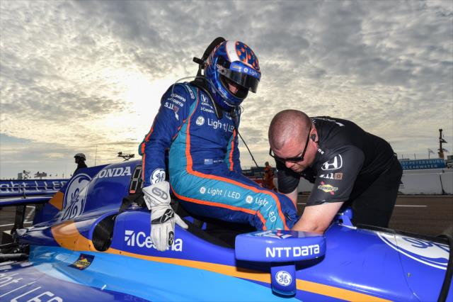 Scott Dixon slides into his No. 9 GE LED Honda on pit lane prior to the final warmup for the Firestone Grand Prix of St. Petersburg -- Photo by: Chris Owens