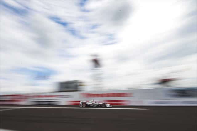 Helio Castroneves streaks down the frontstretch during the Firestone Grand Prix of St. Petersburg -- Photo by: Joe Skibinski