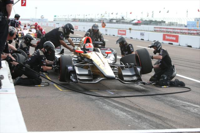 The Schmidt Peterson Motorsports crew simulate a pit stop for James Hinchcliffe during the final warmup for the Firestone Grand Prix of St. Petersburg -- Photo by: Joe Skibinski