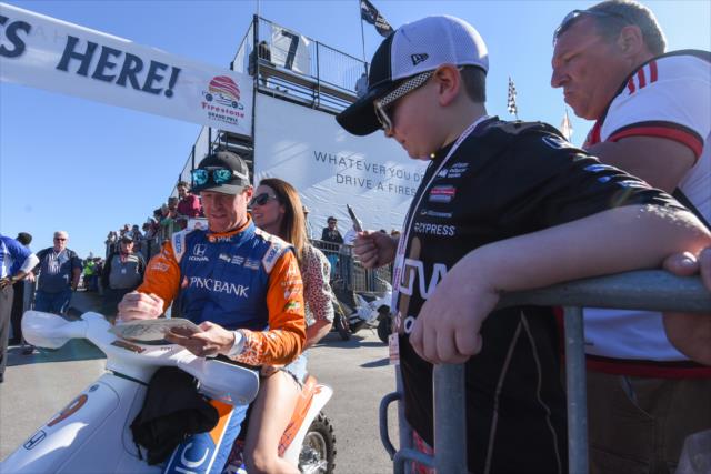 Scott Dixon signs an autograph for a fan following practice for the Firestone Grand Prix of St. Petersburg -- Photo by: James  Black