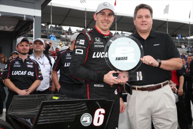 Robert Wickens receives the Verizon P1 Award trophy after winning the pole position for the Firestone Grand Prix of St. Petersburg -- Photo by: Chris Jones