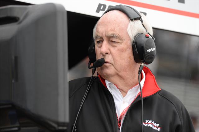 Roger Penske reviews data in Will Power's pitstand during practice for the Firestone Grand Prix of St. Petersburg -- Photo by: James  Black