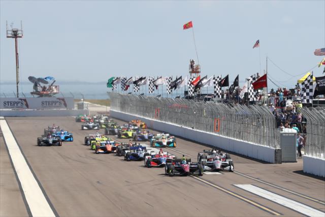 Robert Wickens leads the field to the green flag to start the 2018 Firestone Grand Prix of St. Petersburg -- Photo by: Chris Jones