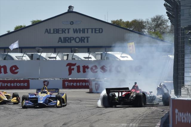 Robert Wickens and Alexander Rossi make contact exiting Turn 1 during the final restart of the Firestone Grand Prix of St. Petersburg -- Photo by: Chris Owens