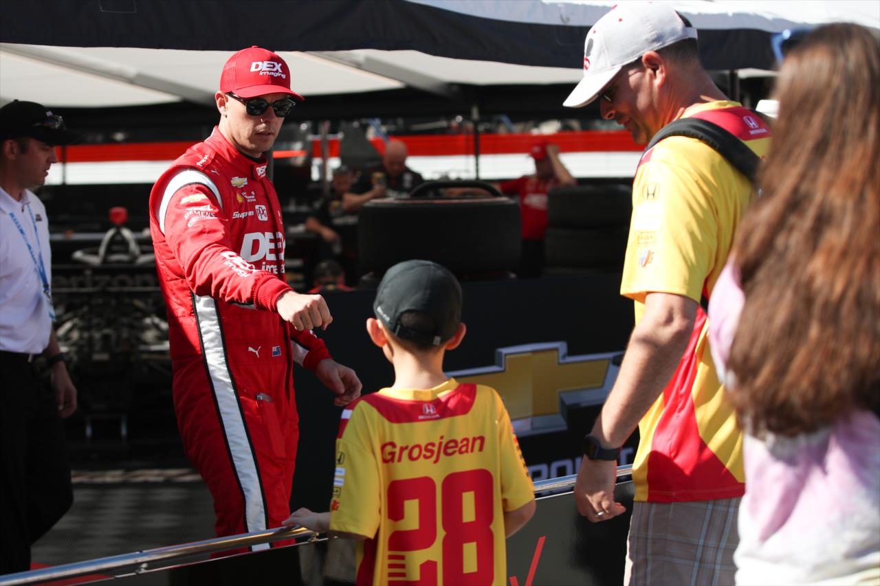 Scott McLaughlin meets with fans - Firestone Grand Prix of St. Petersburg - By: Chris Owens -- Photo by: Chris Owens